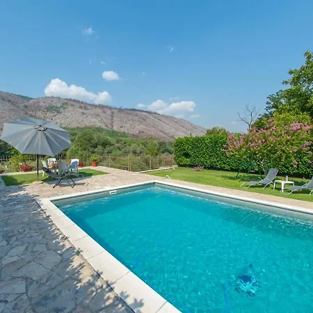 Queen's Garden Villa *