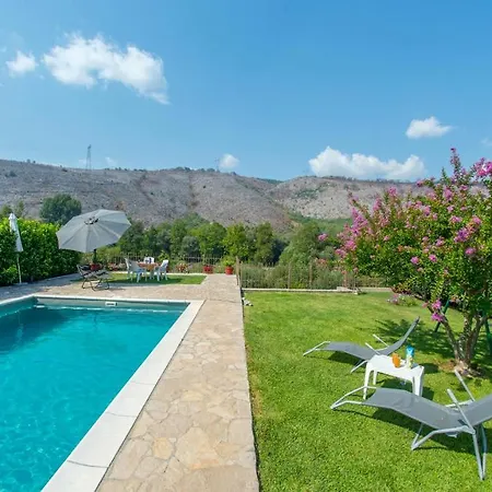 Queen's Garden Villa *
