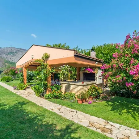 Queen's Garden Villa *