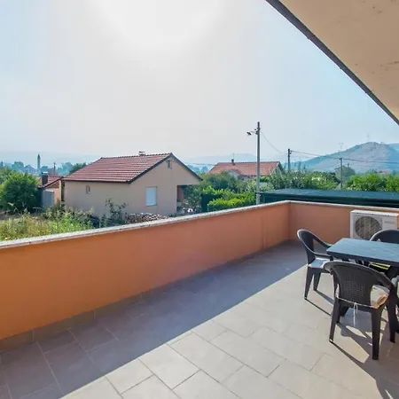 Queen's Garden Villa *