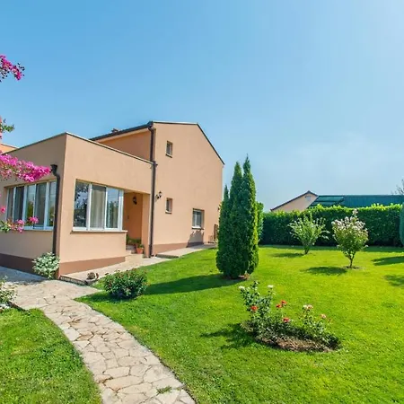Queen's Garden Villa *